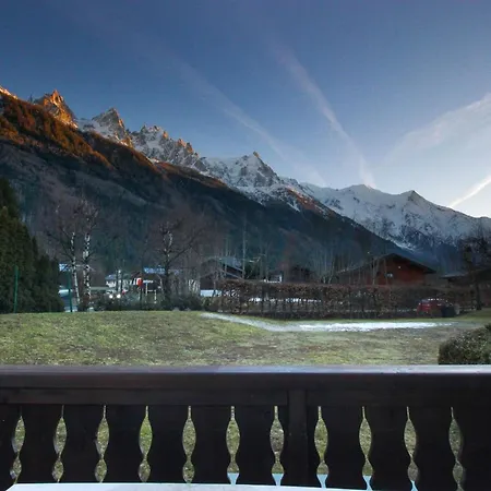 Ancelles - Les Praz - Golf - Vue Mont-blanc - Randonnees Alpesi faház Chamonix
